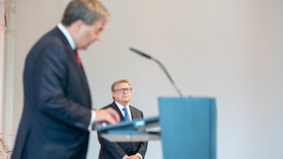 Ministerpräsident Armin Laschet zeichnet 13 Bürgerinnen und Bürger mit dem Verdienstorden des Landes Nordrhein-Westfalen aus