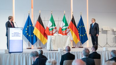 Ministerpräsident Armin Laschet zeichnet 13 Bürgerinnen und Bürger mit dem Verdienstorden des Landes Nordrhein-Westfalen aus