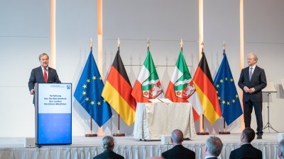 Ministerpräsident Armin Laschet zeichnet 13 Bürgerinnen und Bürger mit dem Verdienstorden des Landes Nordrhein-Westfalen aus