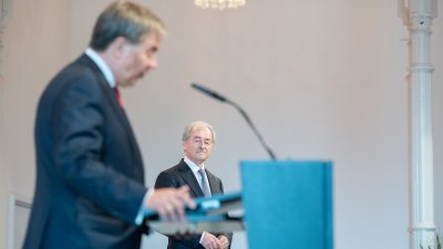 Ministerpräsident Armin Laschet zeichnet 13 Bürgerinnen und Bürger mit dem Verdienstorden des Landes Nordrhein-Westfalen aus