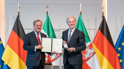 Ministerpräsident Armin Laschet zeichnet 13 Bürgerinnen und Bürger mit dem Verdienstorden des Landes Nordrhein-Westfalen aus
