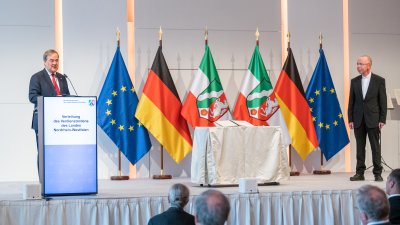 Ministerpräsident Armin Laschet zeichnet 13 Bürgerinnen und Bürger mit dem Verdienstorden des Landes Nordrhein-Westfalen aus