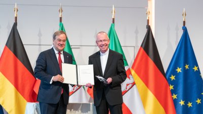 Ministerpräsident Armin Laschet zeichnet 13 Bürgerinnen und Bürger mit dem Verdienstorden des Landes Nordrhein-Westfalen aus