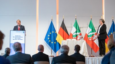 Ministerpräsident Armin Laschet zeichnet 13 Bürgerinnen und Bürger mit dem Verdienstorden des Landes Nordrhein-Westfalen aus