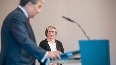 Ministerpräsident Armin Laschet zeichnet 13 Bürgerinnen und Bürger mit dem Verdienstorden des Landes Nordrhein-Westfalen aus