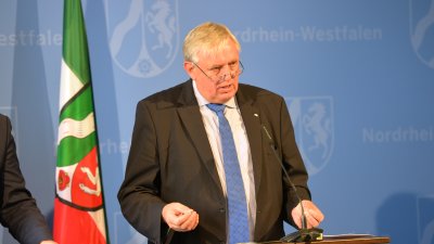 Mininister Laumann während der Pressekonferenz am Rednerpult