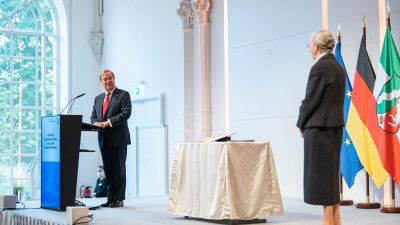 Ministerpräsident Armin Laschet zeichnet 13 Bürgerinnen und Bürger mit dem Verdienstorden des Landes Nordrhein-Westfalen aus