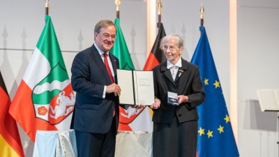 Ministerpräsident Armin Laschet zeichnet 13 Bürgerinnen und Bürger mit dem Verdienstorden des Landes Nordrhein-Westfalen aus