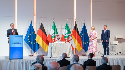 Ministerpräsident Armin Laschet zeichnet 13 Bürgerinnen und Bürger mit dem Verdienstorden des Landes Nordrhein-Westfalen aus