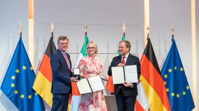 Ministerpräsident Armin Laschet zeichnet 13 Bürgerinnen und Bürger mit dem Verdienstorden des Landes Nordrhein-Westfalen aus