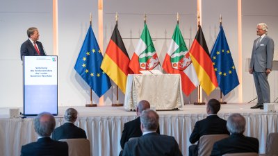 Ministerpräsident Armin Laschet zeichnet 13 Bürgerinnen und Bürger mit dem Verdienstorden des Landes Nordrhein-Westfalen aus