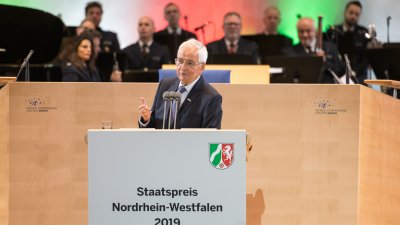 Ministerpräsident Armin Laschet verleiht den Staatspreis 2019 an Prof. Klaus Töpfer