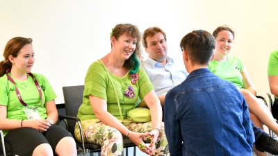 Staatssekretärin Andrea Milz im Gespräch mit einer Gruppe Jugendlicher.