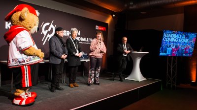 Staatssekretärin Andrea Milz auf der Bühne.