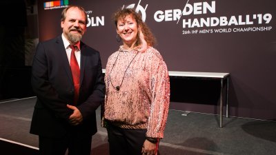 Staatssekretärin Andrea Milz mit Einem der Gewinner.