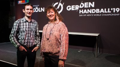 Staatssekretärin Andrea Milz mit Einem der Gewinner.