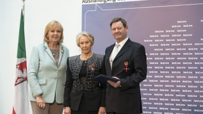 Ministerpräsidentin Hannelore Kraft überreicht Bundesverdienstorden an 16 Bürgerinnen und Bürger aus Nordrhein-Westfalen