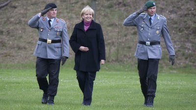 Ministerpräsidentin Hannelore Kraft verleiht Fahnenband an Panzergrenadierbataillon 212 in Augustdorf, 29.04.2013