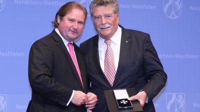Minister der Finanzen, Lutz Lienenkämper, überreicht den Verdienstorden des Landes Nordrhein-Westfalen
