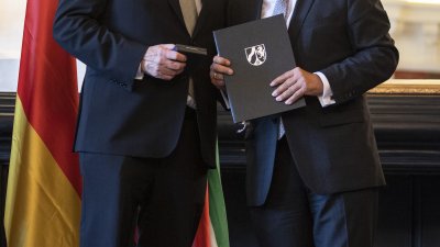 Ministerpräsident Armin Laschet zeichnet 14 Bürgerinnen und Bürger mit dem Landesverdienstorden aus