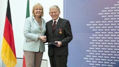 Ministerpräsidentin Hannelore Kraft überreicht Bundesverdienstorden an 16 Bürgerinnen und Bürger aus Nordrhein-Westfalen