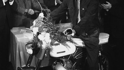 Das Bild zeigt den einmillionsten Gastarbeiter bei seiner Ankunft 1964 in NRW.