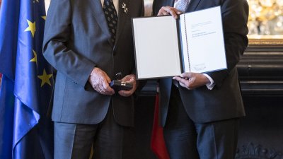 Ministerpräsident Armin Laschet zeichnet 14 Bürgerinnen und Bürger mit dem Landesverdienstorden aus
