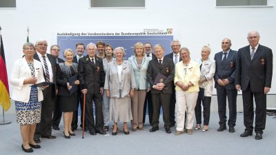 Ministerpräsidentin Hannelore Kraft überreicht Bundesverdienstorden an 16 Bürgerinnen und Bürger aus Nordrhein-Westfalen