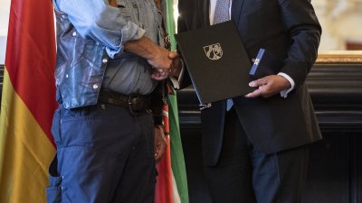 Ministerpräsident Armin Laschet zeichnet 14 Bürgerinnen und Bürger mit dem Landesverdienstorden aus