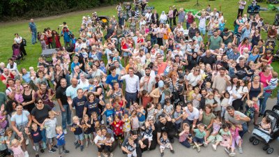 Ministerpräsident Wüst trifft Ehrenpatenkinder und ihre Familien