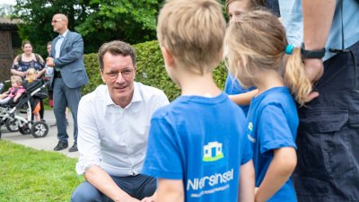 Ministerpräsident Wüst trifft Ehrenpatenkinder und ihre Familien