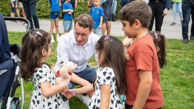 Ministerpräsident Wüst trifft Ehrenpatenkinder und ihre Familien