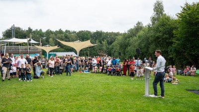 Ministerpräsident Wüst trifft Ehrenpatenkinder und ihre Familien