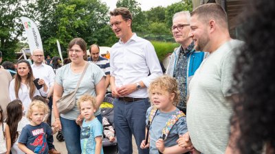 Ministerpräsident Wüst trifft Ehrenpatenkinder und ihre Familien