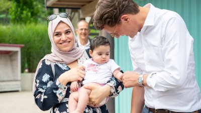 Ministerpräsident Wüst trifft Ehrenpatenkinder und ihre Familien