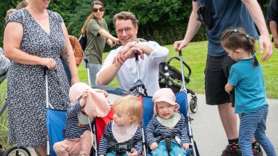 Ministerpräsident Wüst trifft Ehrenpatenkinder und ihre Familien