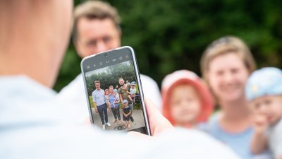 Ministerpräsident Wüst trifft Ehrenpatenkinder und ihre Familien