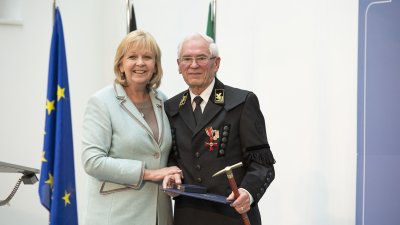 Ministerpräsidentin Hannelore Kraft überreicht Bundesverdienstorden an 16 Bürgerinnen und Bürger aus Nordrhein-Westfalen