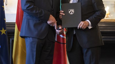 Ministerpräsident Armin Laschet zeichnet 14 Bürgerinnen und Bürger mit dem Landesverdienstorden aus