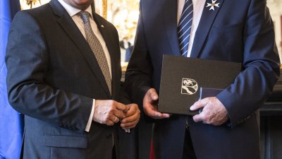 Ministerpräsident Armin Laschet zeichnet 14 Bürgerinnen und Bürger mit dem Landesverdienstorden aus