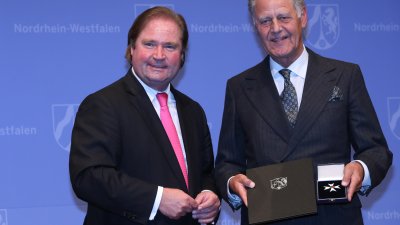 Minister der Finanzen, Lutz Lienenkämper, überreicht den Verdienstorden des Landes Nordrhein-Westfalen
