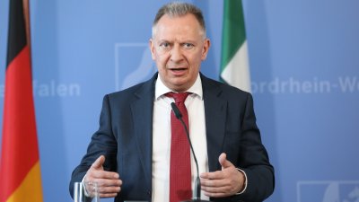 Presse-Briefing mit Ministerpräsident Armin Laschet informiert gemeinsam mit Gesundheitsminister Karl-Josef Laumann