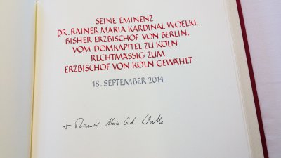 Kardinal Woelki beim Eintrag in das Gästebuch der Landesregierung