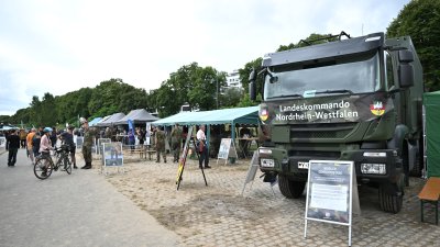 NRW-Tag: Rundgang des Ministerpräsidenten auf der Austellungsmeile im Rheinauhafen