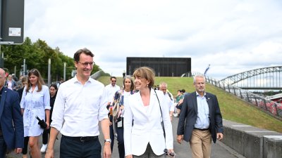 NRW-Tag: Rundgang des Ministerpräsidenten auf der Austellungsmeile im Rheinauhafen