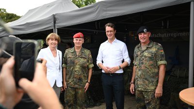 NRW-Tag: Rundgang des Ministerpräsidenten auf der Austellungsmeile im Rheinauhafen