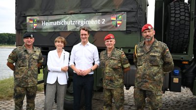 NRW-Tag: Rundgang des Ministerpräsidenten auf der Austellungsmeile im Rheinauhafen