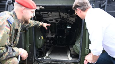 NRW-Tag: Rundgang des Ministerpräsidenten auf der Austellungsmeile im Rheinauhafen