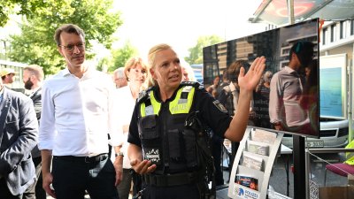 NRW-Tag: Rundgang des Ministerpräsidenten auf der Austellungsmeile im Rheinauhafen