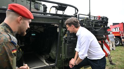 NRW-Tag: Rundgang des Ministerpräsidenten auf der Austellungsmeile im Rheinauhafen